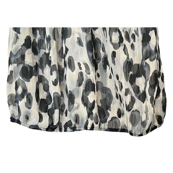 CHARLOTTE RUSSE SLEEVELESS RUFFLED V-NECK BLOUSE, WOMENS, L-BLACK & GREY LEOPARD - Picture 7 of 9